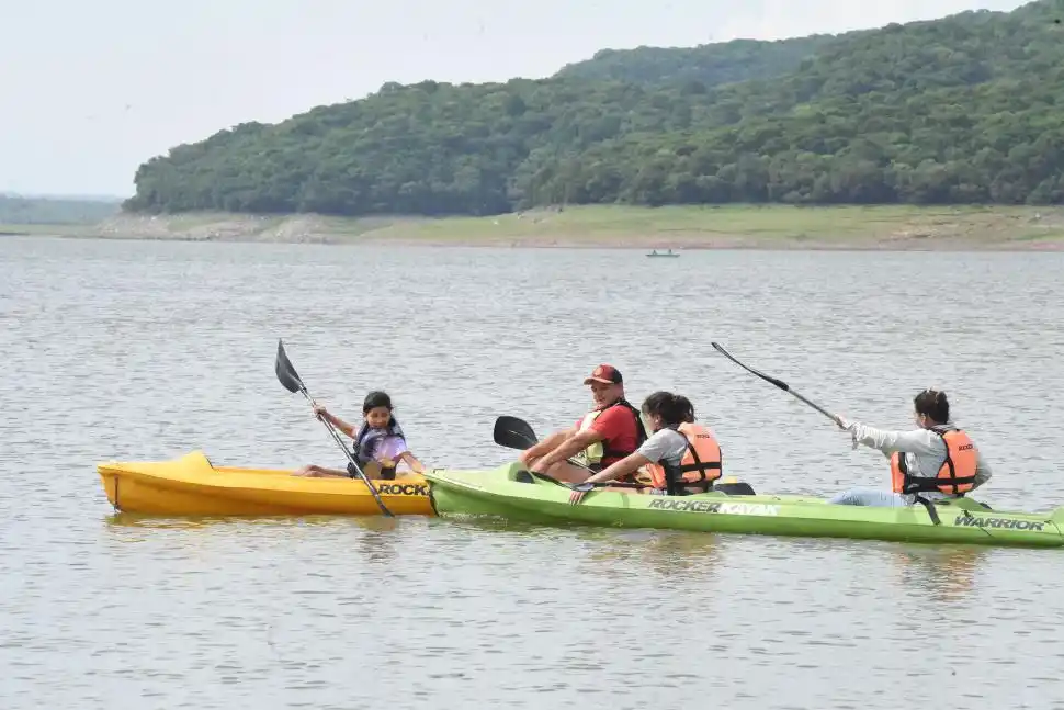 ACTIVIDADES ACUÁTICAS. Hubo tucumanos que prefirieron andar en kayak o subirse a lanchas para practicar deportes extremos. 