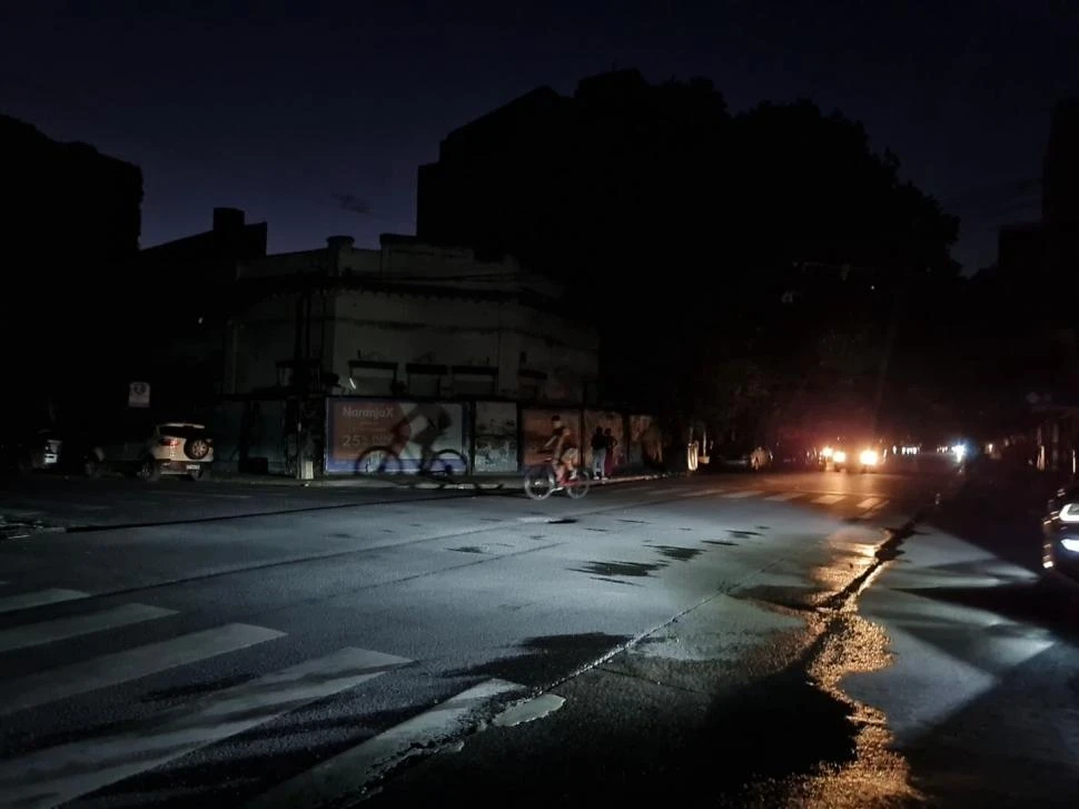 UNA OSCURIDAD TOTAL. En la capital tucumana se vivieron momentos de tensión a la hora de circular por las calles sin luz y sin semáforos. la gaceta / foto de juan pablo sánchez noli