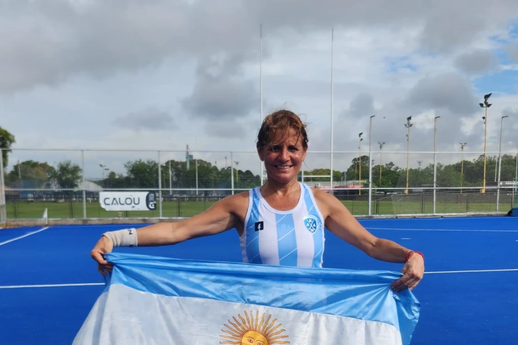 ORGULLOSA. Malaspina posa con la bandera y el uniforme argentino, durante su estadía en Buenos Aires para disputar el Panamericano.
