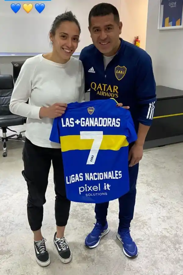 CON EL 10. Corbalán junto a Juan Román Riquelme, presidente electo de Boca.