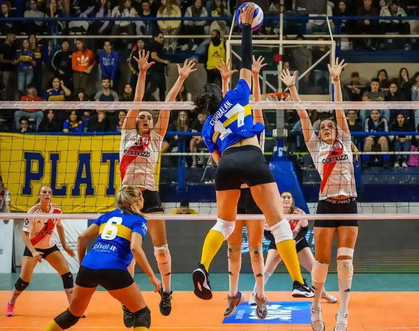 PURA POTENCIA. Corbalán remata durante un 