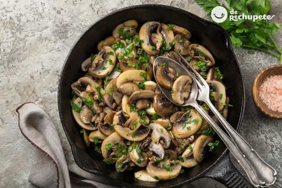 Champiñones al ajillo
