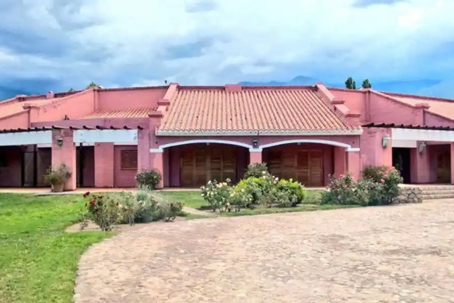 Cómo es la mansión donde vivía Carlos Menem y por qué suspendieron sus visitas