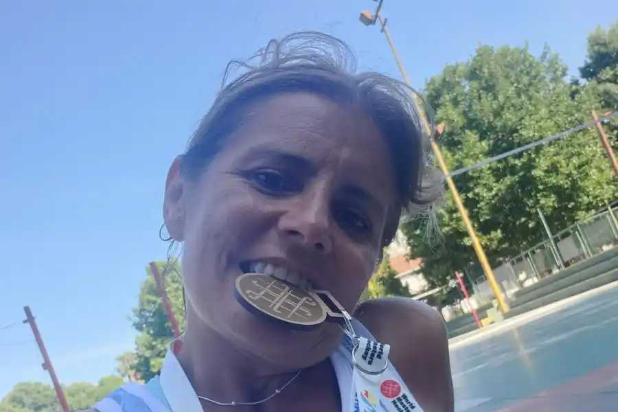 DORADA. Alejandra Malaspina con la medalla de oro que consiguió en el Campeonato Panamericano +50.