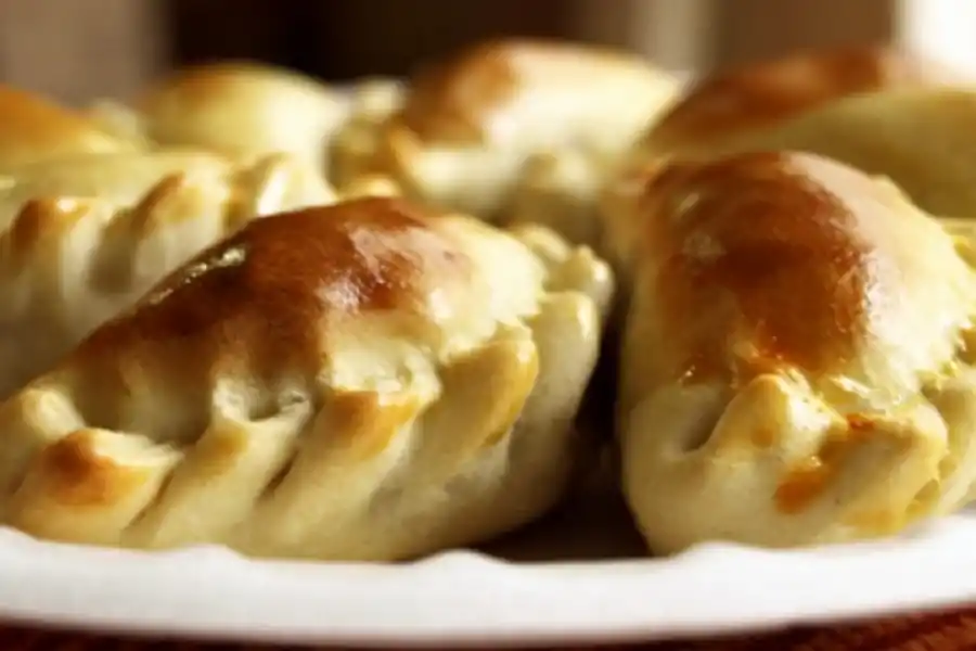 Empanaditas de queso brie y tomates confitados.