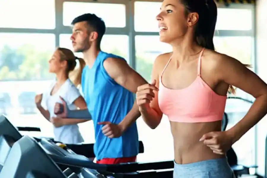 Hacer cardio es lo más recomendado para bajar de peso.