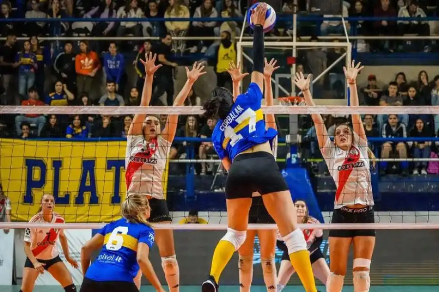 PURA POTENCIA. Corbalán remata durante un 