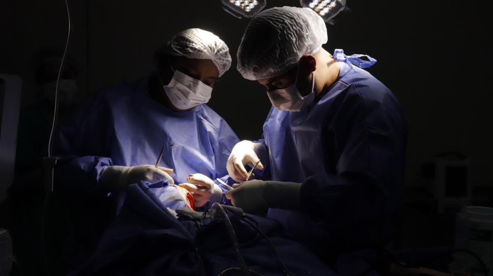 EN EL QUIRÓFANO. Algunos pacientes requieren una intervención quirúrgica, que se hace de urgencia.