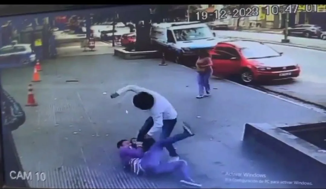 EMBOSCADA. Una cámara captó la agresión a un hombre, que se resistió al ataque de un motochorro con casco que acechaba detrás de un árbol.