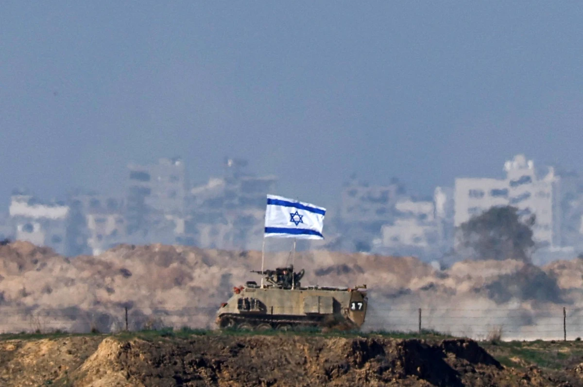 DURANTE LA GUERRA. Los vehículos militares israelíes patrullaron la frontera con Gaza.  