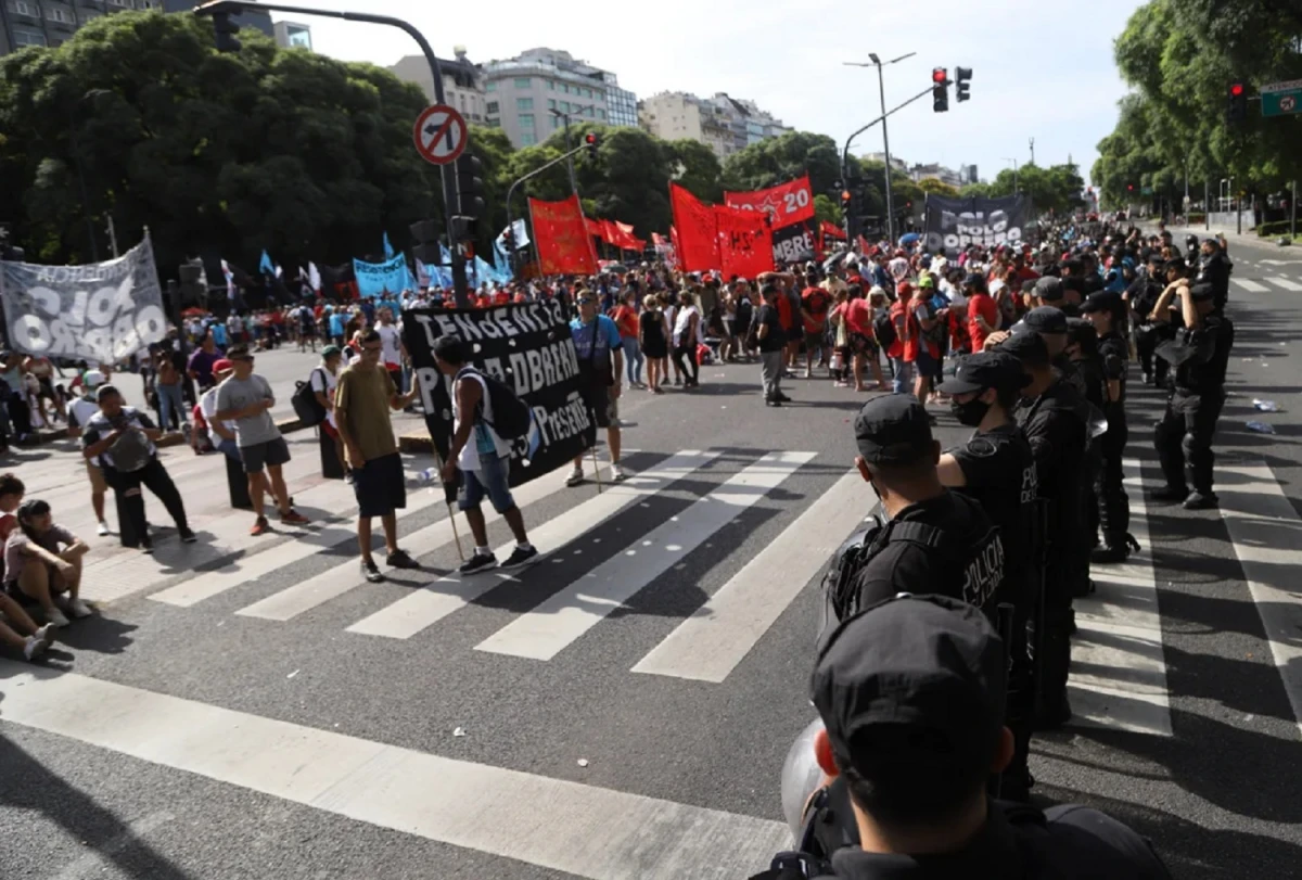 Tras los incidentes y el acto, las organizaciones sociales se retiraron de Plaza de Mayo