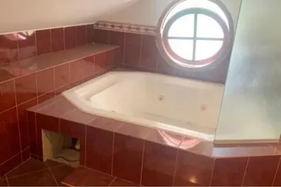 Polémica por el hallazgo de un jacuzzi en la oficina de un ex intendente