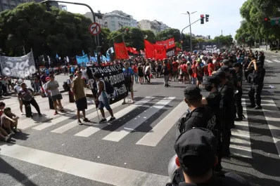 Tras los incidentes y el acto, las organizaciones sociales se retiraron de Plaza de Mayo