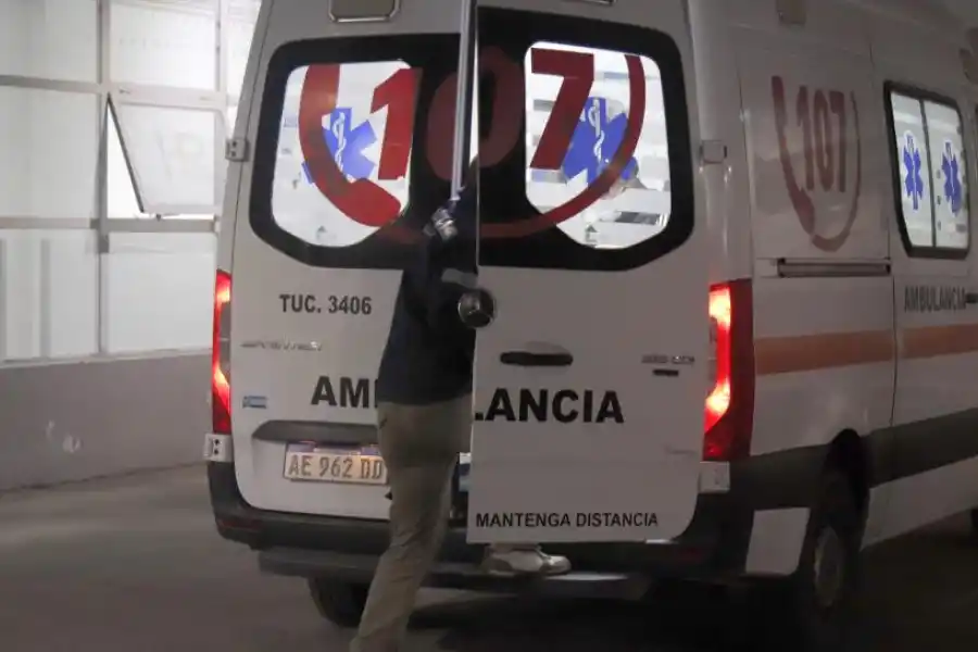 EN LAS PUERTAS. Llega la ambulancia y se pone el marcha el proceso.