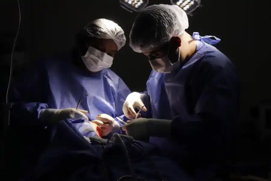 EN EL QUIRÓFANO. Algunos pacientes requieren una intervención quirúrgica, que se hace de urgencia.