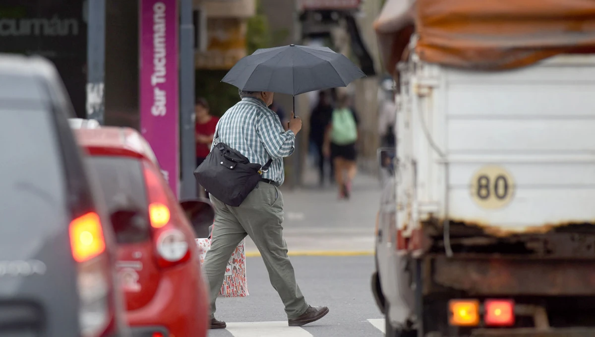 PREPARADOS. Las tucumanas y tucumanos deberán llevar un paraguas a mano ante cualquier eventualidad climática.