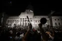 El DNU de Milei: otra noche de protesta frente al edificio del Congreso