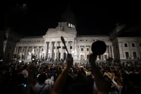 El DNU de Milei: otra noche de protesta frente al edificio del Congreso