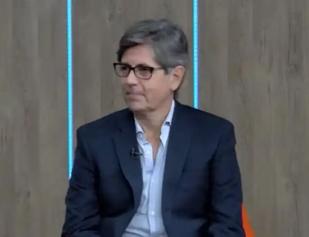 EVALUACIÓN. El cardiocirujano Jorge Valdecantos en el piso de LG Play.