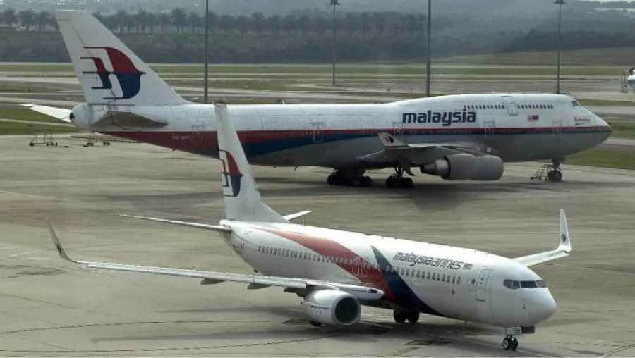 Un pescador hizo sorprendentes revelaciones sobre el accidente aéreo de Malaysia Airlines.