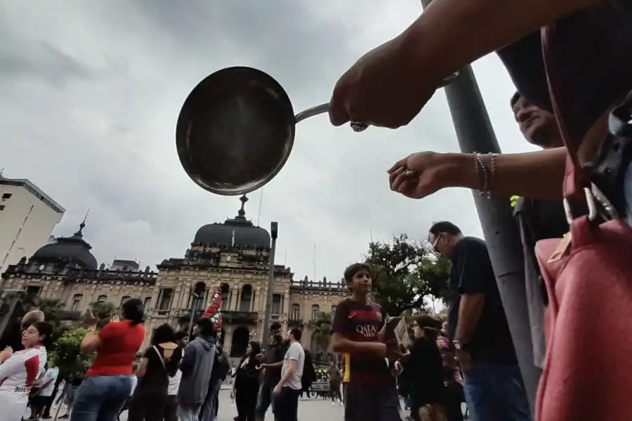 Se concentraron en la plaza Independencia en contra de las medidas económicas de Milei