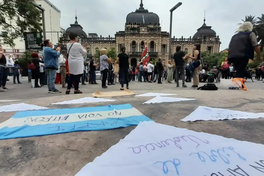 Se concentraron en la plaza Independencia en contra de las medidas económicas de Milei