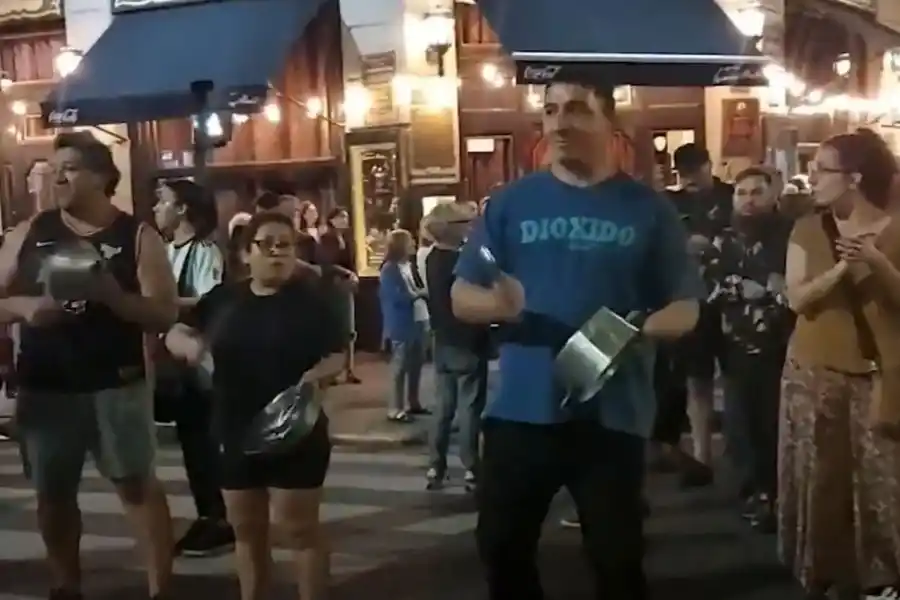 VOLVIERON A ESCUCHARSE. El ruido de las cacerolas reapareció.