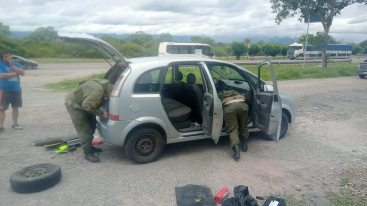 Viajaba de Orán a Mendoza en un auto y con seis paquetes con cocaína