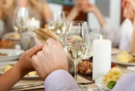 Qué oración rezar para bendecir la mesa en Nochebuena y Navidad