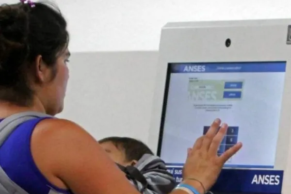 El Gobierno oficializó el aumento en la Tarjeta Alimentar y la AUH: cuánto se cobrará en 2024