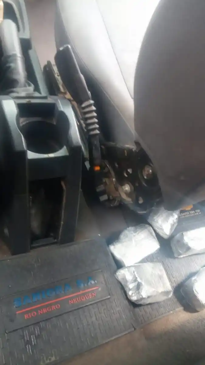 Viajaba de Orán a Mendoza en un auto y con seis paquetes con cocaína