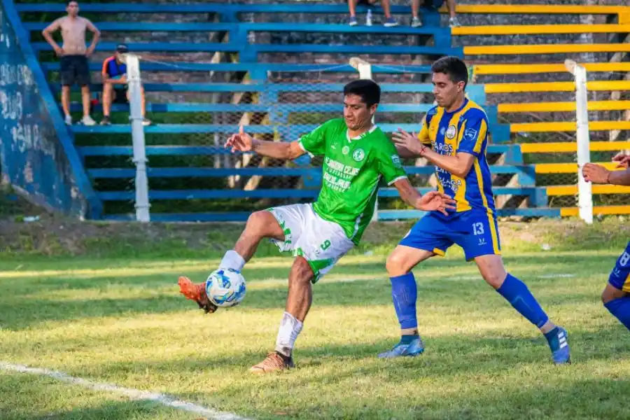 DUELO. Daniel López, de Graneros, domina la pelota frente a Silvio Lescano.  GENTILEZA ALBERTO GRAMAJO