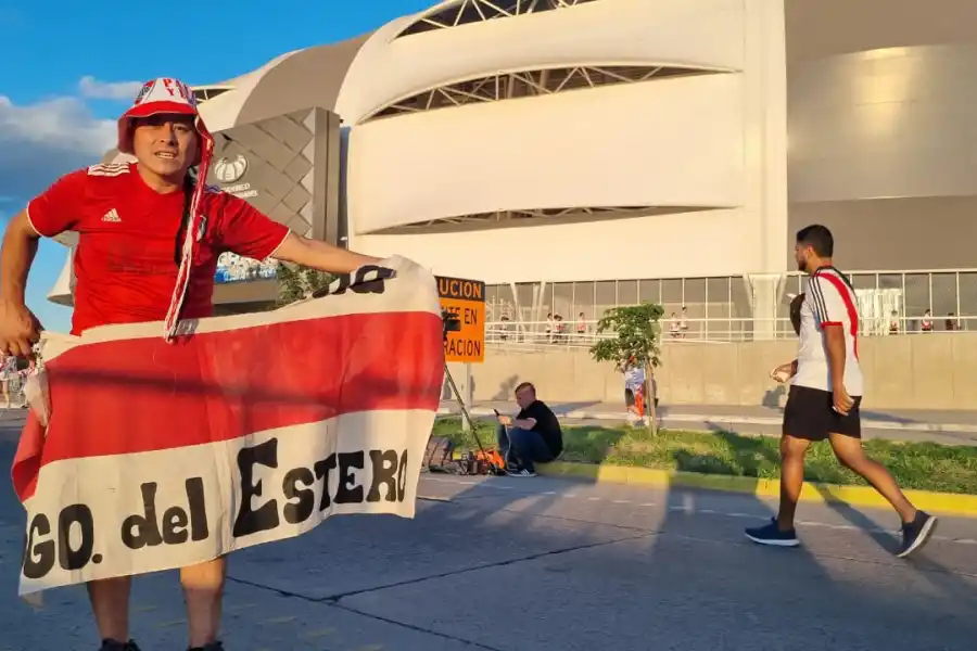 ALENTANDO. Pablo su lleva su bandera a todos los partidos desde 2006. 
