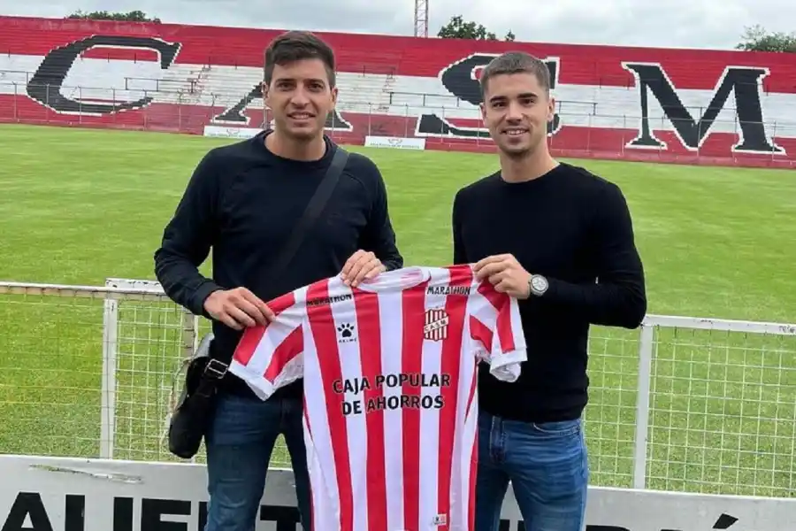 EN LA CIUDADELA. García llegó a un acuerdo y automáticamente se acercó al estadio junto a su representante.