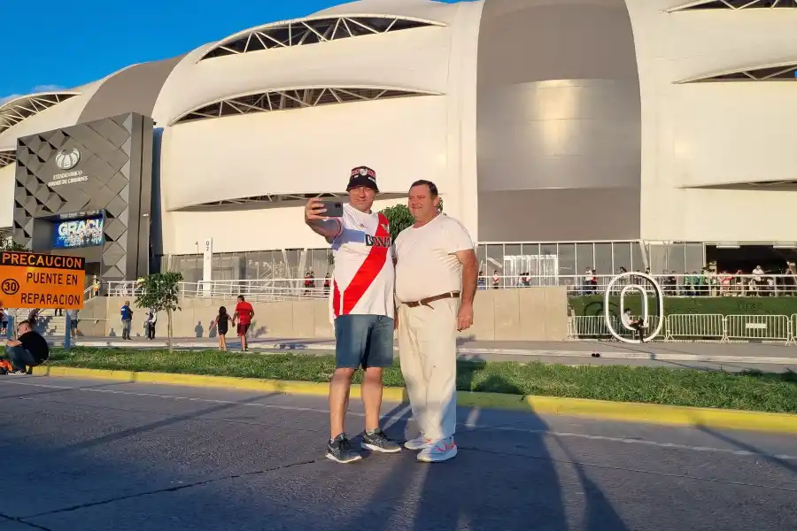 HINCHAS. Orlando y Lucas Brito aprovechan para alentar a su equipo, 