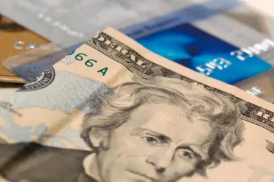 Subió el dólar tarjeta: ¿con qué conviene pagar en el exterior?