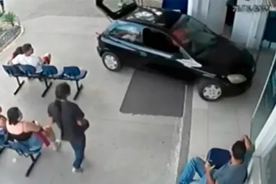 Video: estalló de furia con los médicos y estrelló el auto contra la guardia del hospital