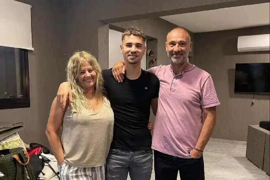 EN FAMILIA. García celebra con los suyos su llegada a San Martín de Tucumán. En la foto posa junto a su mamá Patricia y su papá Fabián, ayudante de campo en San Lorenzo de Rubén Darío Insúa. Foto tomada de Instagram.