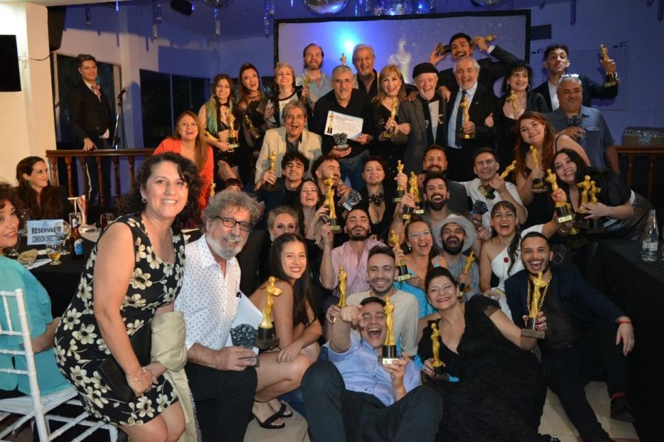 CONVIVENCIA FRATERNA. Foto de familia de los ganadores y de los organizadores de una nueva edición de los premios Artea, entregados el jueves.