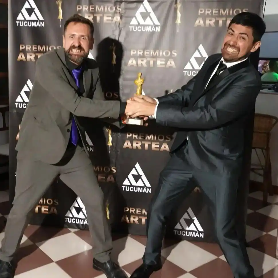 HOMENAJEADO. Jorge García junto a su esposa Norma Alzogaray y a su hija, Araceli García Alzogaray, quien heredó sus inquietudes artísticas.