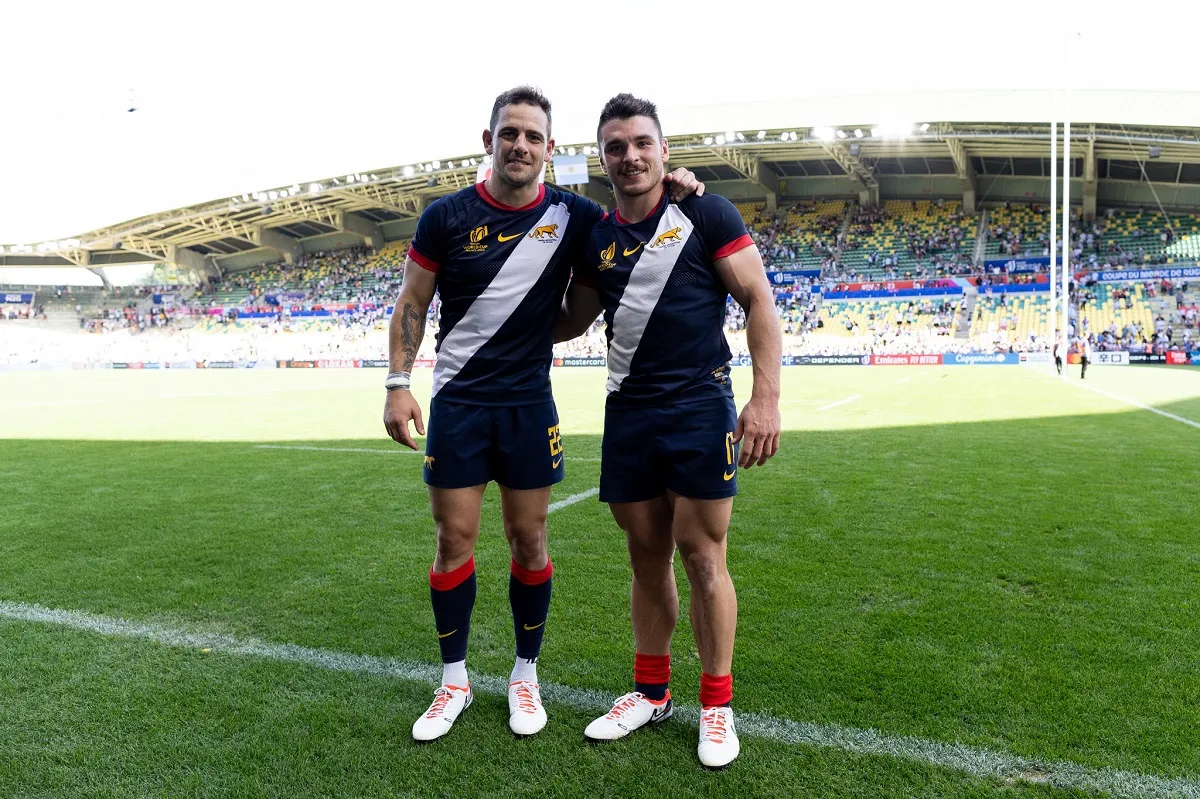 ORGULLO TUCUMANO. Nicolás Sánchez y Mateo Carreras, dos de las figuras que tuvieron Los Pumas en 2023. 
