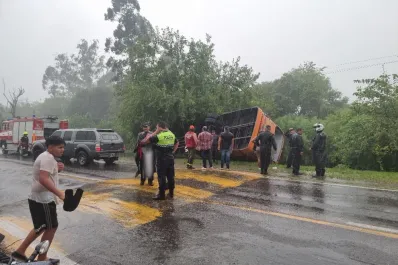 Un colectivo de la empresa Exprebus volcó en la ruta 301