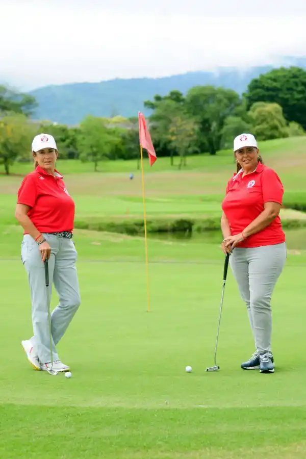 EN EL GREEN. Analía y Lucía son muy compañeras y disfrutan de jugar juntas. “Nos divierte mucho jugar juntas. Yo a Lucía la admiro muchísimo”, asegura Analía.