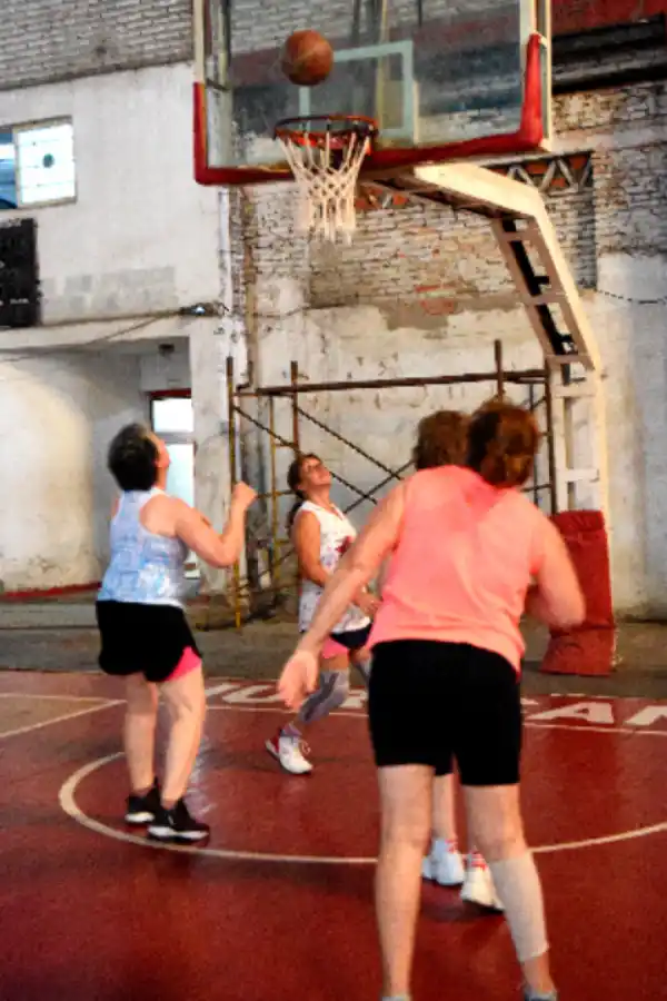 GRAN PRECISIÓN. Según el entrenador Lucena, las jugadoras de la Agrupación Tucumán tienen gran precisión de cara al aro.