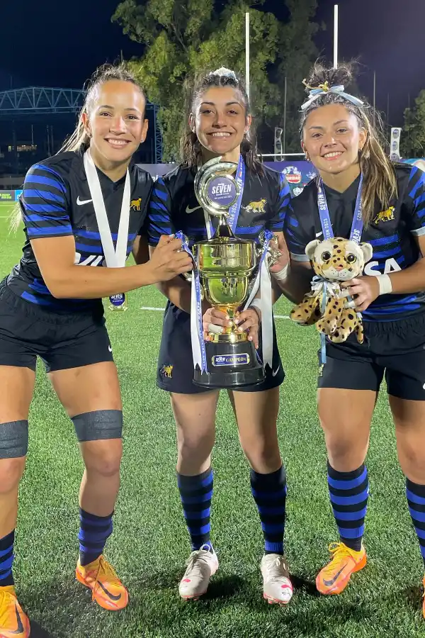 HISTÓRICO. Andrea Moreno, Candela Delgado y Azul Medina, presentes en el primer título sudamericano de Argentina.