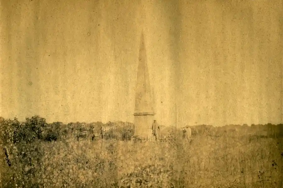 LA PIRÁMIDE EN 1872. No existía la plaza Belgrano (foto de A. Paganelli).