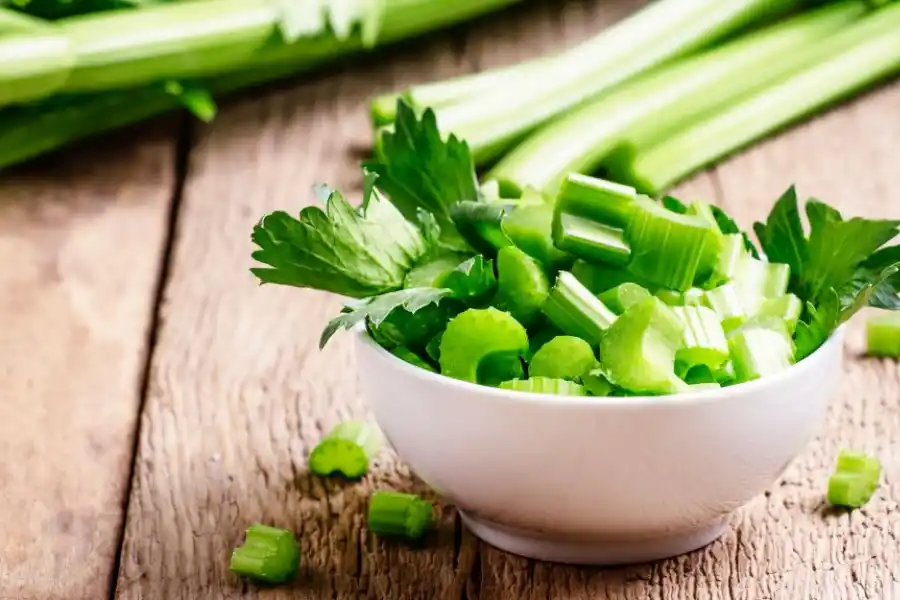 El apio no puede faltar en la dieta de tres días.