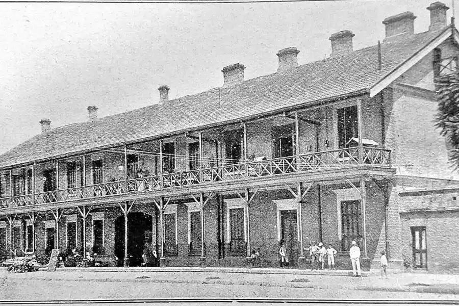 ESTACIÓN EL PROVINCIAL. La foto fue publicada por LA GACETA en el inicio de la década del 20. Detrás de ese edificio estaban los terrenos en donde los ingleses jugaban al fútbol.