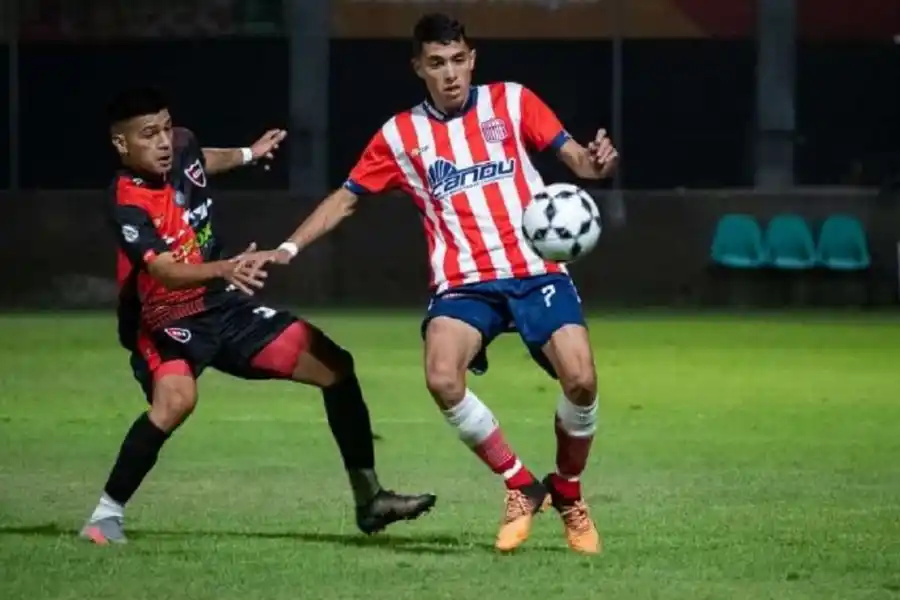 REGIONAL AMATEUR. El lateral Romero tuvo un paso por el fútbol riojano, con la camiseta de Sportivo Andino. Foto gentileza de Tomás Romero.