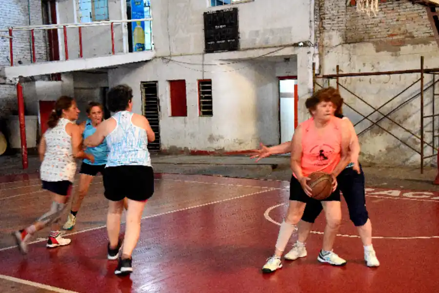 TÉCNICA. Eva Rivadea busca a sus compañeras para descargar el pase